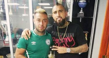 El ex albo que hoy se atreve en la música: "Arturo Vidal me decía que le siguiera metiendo"