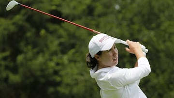 La golfista española Carlota Ciganda golpea la bola durante la primera ronda del Lorena Ochoa Match Play.