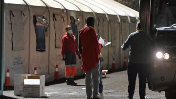 Llegada de un cayuco al muelle de la Restinga, a 30 de diciembre de 2023, en El Hierro, Islas Canarias (España). Durante la madrugada de hoy, la Salvamar Adhara ha rescatado y trasladado hasta el muelle de la Restinga una patera con 119 migrantes a bordo. Posteriormente, la Salvamar Polimnia ha trasladado al puerto otra embarcación con 62 personas en ella.
30 DICIEMBRE 2023;MIGRANTES;INMIGRANTES;MIGRACIÓN;PATERA;CAYUCO
Europa Press Canarias
30/12/2023
