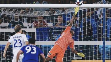El portero de San José Earthquakes cometió un grave error al tratar de controlar el pase de un compañero y vio cómo el esférico se metió en su meta.