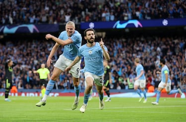 Baño, repaso, paliza... cualquier palabra sirve para definir lo que le hizo el Manchester City al Real Madrid aquel 17 de mayo de 2023. Bernardo Silva, en dos ocasiones, Militao en propia puerta y Julián Alvarez fueron los goleadores de una noche inolvidable para la parte azul de la ciudad de Mánchester. La goelada les valió un billete para la final que se disputó en Estambul y que, a la postre, terminarían consiguiendo su primera Champios League.