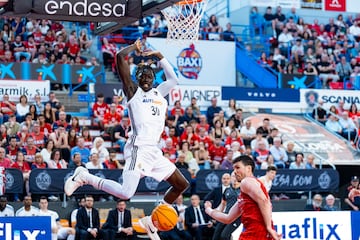 Eli John Ndiaye no puede finalizar un contraataque por la velocidad de manos de Dani Pérez.