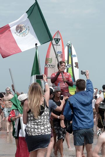 El mexicano Jhony Corzo se proclamó campeón del mundo de surf tras la final que le enfrentó al francés Joan Duru en Biarritz, en la costa suroeste francesa. En la final del Mundial-2017, Corzo se impuso con una puntuación de 14,50 por los 13,90 puntos del francés.
"Es un sueño que se convierte en realidad. Estoy muy orgulloso por esta medalla de oro para México", declaró el nativo de Puerto Escondido, que sucede en el palmarés al argentino Leandro Usuna, coronado en 2016.
(Información de AFP)