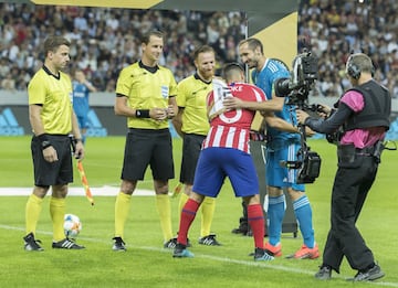 Ambos (Koke y Chiellini) capitanes se saludan antes del comienzo del partido. 