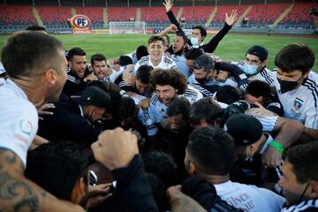 La plantilla de Colo Colo celebra con entusiasmo su victoria sobre Universidad de Concepción en el partido de desempate para eludir el descenso en el estadio Fiscal de Talca, Chile. Colo Colo logró mantener la categoría al conseguir la victoria por 1-0, gracias a un gol de Pablo Solari.