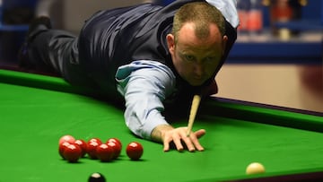 El jugador brit&aacute;nico de snooker Mark Williams, durante su partido ante John Higgins en la final del World Championship Snooker de 2018.