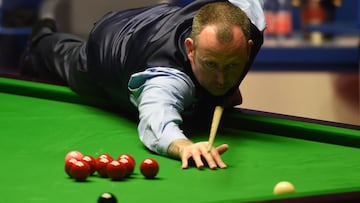 El jugador brit&aacute;nico de snooker Mark Williams, durante su partido ante John Higgins en la final del World Championship Snooker de 2018.