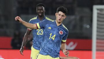 Steven Alzate durante el partido entre Chile y Colombia por Eliminatorias.