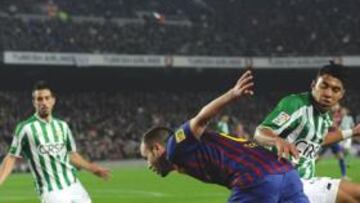 <b>¿DÓNDE ESTÁ EL CONTACTO? </b>La imagen habla por sí sola. Iniesta se abalanza hacia adelante...