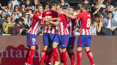 Los jugadores del Atlético celebran el tanto de Gameiro.