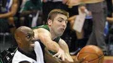 <B>SIN CONCESIONES.</B> Admirable lucha de todos los jugadores. Arriba, Jofresa y Bennett luchan por un balón. Abajo, el ataque final del Tau, en el que Foirest no pisó la línea de banda antes de pasar a Scola, pese a que el Joventut adujo lo contrario.