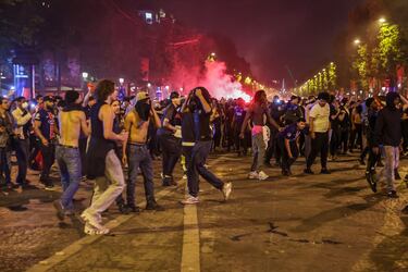 Aficionados del PSG celebran en los Campos Elíseos la victoria de su equipo en la final de la Champions League.