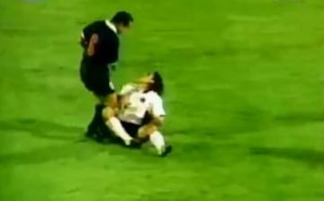 En la Copa Ciudad de Santiago 1999, Colo Colo y la U armaron una batalla campal en el estadio Nacional. Primero Luis Musrri golpe&oacute; a Cristi&aacute;n Uribe y luego Ricardo Rojas propin&oacute; un pu&ntilde;etazo a Marco Villaseca.