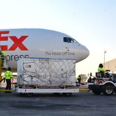 Llegan a México vacunas Moderna para maestros