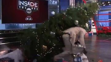 Shaq es mucho Shaq: se le cae un árbol de 3m encima y como si nada