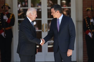 El presidente de los Estados Unidos, Joe Biden (i), es recibido por el presidente del Gobierno, Pedro Sánchez (d), a su llegada a una reunión en el Palacio de La Moncloa.