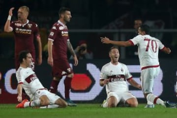 Carlos Bacca anota su cuarto gol con el Milan