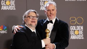 ¡Guillermo del Toro triunfa en los Golden Globes! El director pone a México en alto al llevarse el Globo de Oro por ‘Mejor Película Animada’ por Pinocchio.