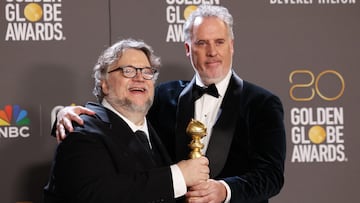 ¡Guillermo del Toro triunfa en los Golden Globes! El director pone a México en alto al llevarse el Globo de Oro por ‘Mejor Película Animada’ por Pinocchio.