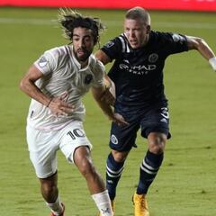 Fan le pide su playera a Rodolfo Pizarro con curioso cartel