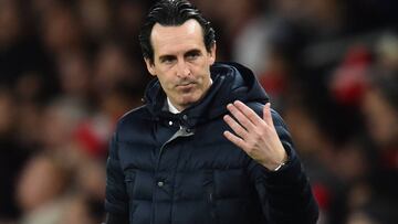 Arsenal&#039;s Spanish head coach Unai Emery shouts instructions to his players from the touchline during the English Premier League football match between Arsenal and Fulham at the Emirates Stadium in London on January 1, 2019. (Photo by Glyn KIRK / AFP)