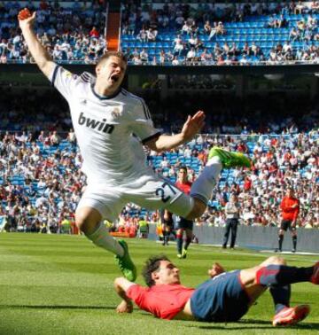 Nacho sufre una entrada de un jugador de Osasuna.