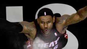 <b>CAMBIO DE CAMISETA. </b>Tras siete temporadas lanzando la magnesia al aire con el uniforme de los Cavaliers, LeBron James repite ahora ese ritual con la de los Heat.
