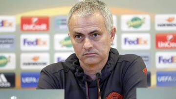 MOU02 SAINT ETIENNE (FRANCIA) 21/02/2017.- El entrenador del Manchester United, José Mourinho, ofrece una rueda de prensa en el estadio Geoffroy-Guichard en Saint-Etienne, Francia, hoy, 21 de febrero de 2017. El Manchester United se enfrentará al AS Saint-Etienne en la ida de dieciseisavos de final de la Liga Europa el 22 de febrero de 2017. EFE/Etienne Laurent