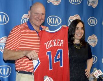 Steve Ballmer presenta a Gillian Zucker, nueva presidenta de operacion de negocio de los Clippers.