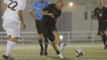 <b>CALIDAD.</b> Zidane golpea al balón ante la mirada de Iturralde.