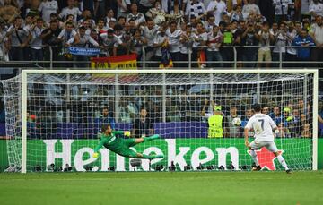 De nuevo, el Atlético alcanza la final de la Champions y ve como el Real Madrid se cruza en su camino. El 28 de mayo de 2016 se vuelven a ver las caras en Milán y en esta ocasión el título se dirime en la tanda de penaltis. Sergio Ramos, en fuera de juego, había adelantado al equipo blanco y Carrasco puso el empate en la segunda mitad. Ambos equipos gozaron de ocasiones para ganar, con Oblak y Keylor Navas como protagonistas, pero finalmente en la tanda los muros en la meta comenzaron a agrietarse. El Real Madrid marcó sus cuatro primeros lanzamientos y el Atlético los tres, hasta ver como en el cuarto Juanfran se estrellaba con el palo. De anotar, el Madrid era campeón. Cristiano, el gran especialista, asumió su papel y de nuevo acabó descamisado celebrando otra Champions.  