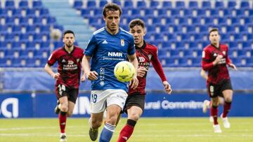 Sim&oacute;n Moreno presiona al jugador del Oviedo, Bola&ntilde;o.