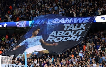 Pancarta desplegada en el Etihad Stadium con la frase: "Podemos hablar de Rodri".