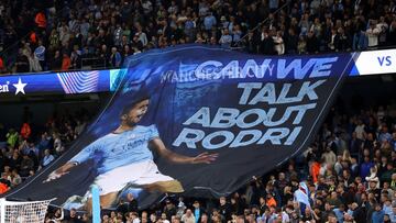 Pancarta desplegada en el Etihad Stadium con la frase: "Podemos hablar de Rodri".