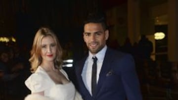 El delantero colombiano estuvo en la ceremonia junto con su esposa Lorelei