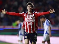 AME4955. PACHUCA (MÉXICO), 02/11/2025.- Armando González de Guadalajara celebra un gol este domingo, en un partido de la Liga MX entre Pachuca y Guadalajara en el estadio Hidalgo, en Pachuca (México). EFE / David Martínez Pelcastre