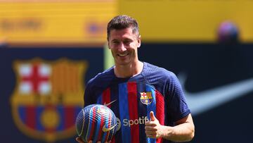 Inmerso en una crisis económica muy grande, el Barça realizó una inversión veraniega de 158 millones de euros gracias a las famosas ‘palancas’. El presidente Joan Laporta tiró la casa por la ventana para configurar una plantilla de ensueño con la que ilusionar a su afición. El fichaje estrella fue Robert Lewandowski, el delantero polaco procedente del Bayern de Munich.