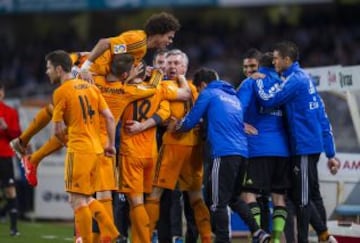 0-2. Bale celebra el segundo gol con sus compañeros.
