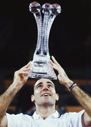 Alex Corretja (Barcelona, 46 años) sucedió en el palmarés a su compatriota Orantes con una gran victoria en 1998, cuando el evento se denominaba ATP Tour World Championships. Fue en Hanover, Alemania, y ante otro crack de la Armada, Carlos Moyá (3-6, 3-6, 7-5, 6-3 y 7-5). Corretja eliminó antes en semifinales al entonces número uno del mundo, Pete Sampras, y antes había ganado a Albert Costa y a Agassi. Casi nada.