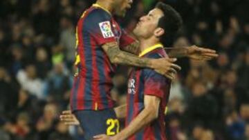 Alves abraza a Busquets tras su gol este miércoles.