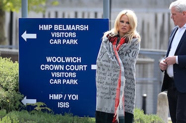 Fundador de WikiLeaks. Se conocieron gracias a Vivienne Westwood y Pamela lo visitó frecuentemente en la embajada de Ecuador en Londres. Aunque nunca confirmaron una relación romántica, ella lo describió como “valiente, sexy e inteligente”. Su vínculo fue más emocional e intelectual que físico, y Pamela se convirtió en una de sus defensoras más vocales.