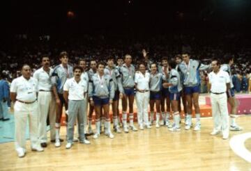10/08/1984. Final Olímpica entre Estados Unidos y España. 
Díaz-Miguel con sus jugadores.
