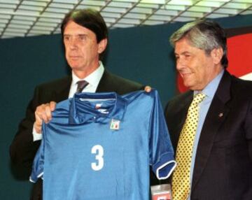 Cesare Maldini y Luciano Nizzola (Presidente de la Federación italiana de fútbol) presentan la nueva camiseta de la selección de Italia para el Mundial de Fútbol de Francia 1998.