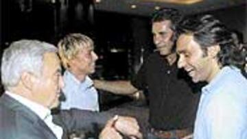 <b>DESPISTE</B>. Guti llegó por la noche al hotel de concentración. Carlos Queiroz y Valter Di Salvo le recibieron en la misma puerta.