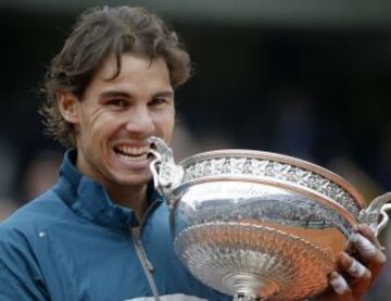 Rafa Nadal muerde el trofeo de Roland Garros 2013 después de vencer en la final a David Ferrer