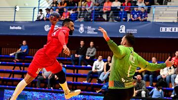 Una de las jugadas de los Hispanos durante el amistoso en el Torneo Internacional.