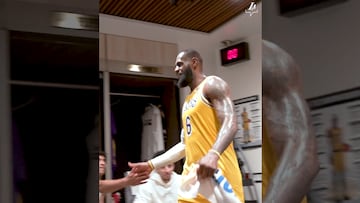 ¡Joya! Compañeros de LeBron James lo reciben en el vestuario con sonidos de cabra