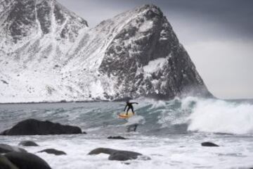 La leyenda del surf, Tom Carroll, disfruta como un niño en el Ártico