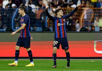 Gavi, que anotó a pase de Lewandowski, celebra el primer gol del Barcelona.