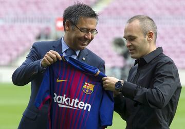 El acto de renovación de por vida de Iniesta con el Barça